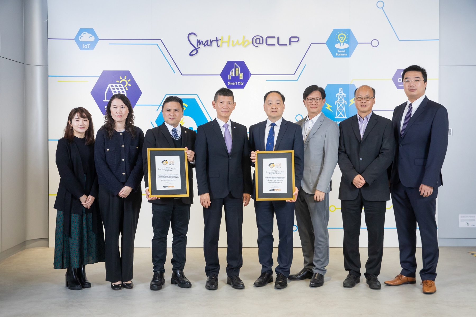 "CLP Power Senior Director Eric Cheung (fourth from left), Director of Transmission Alex Wong (fourth from right), Director of Smartgrid & Innovation Bruce Chan (third from left), and the project teams receive the award for the two winning projects."